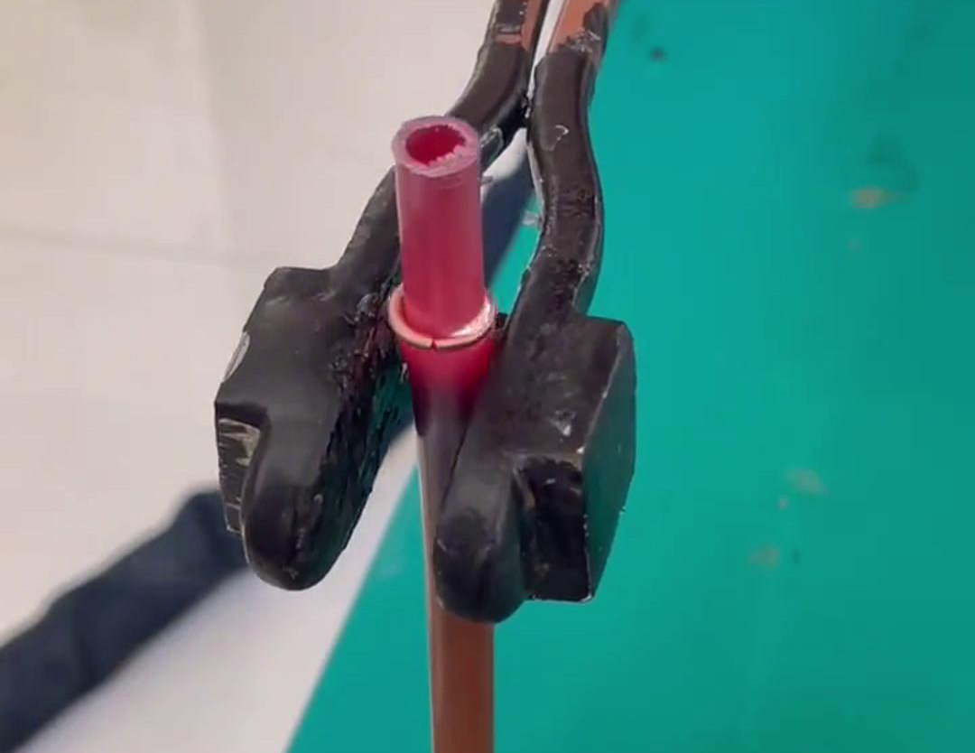 散熱器銅管對接焊用手持式高頻機，只要三秒就可以焊接完成，看一看效果如何