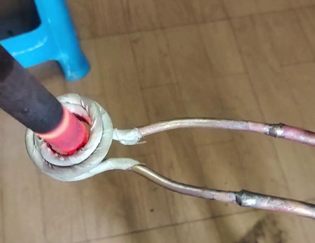 高頻加熱機(jī)配合軟連接加熱工件是一種高效且靈活的加熱方式，