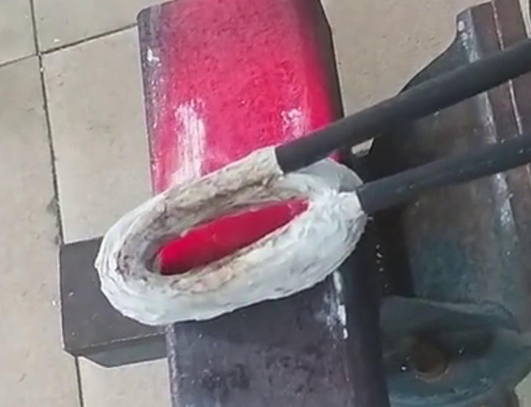 手持式高頻加熱機(jī)在方管加工中，它可以用來實(shí)現(xiàn)焊接預(yù)熱、局部退火、彎曲軟化等工藝需求