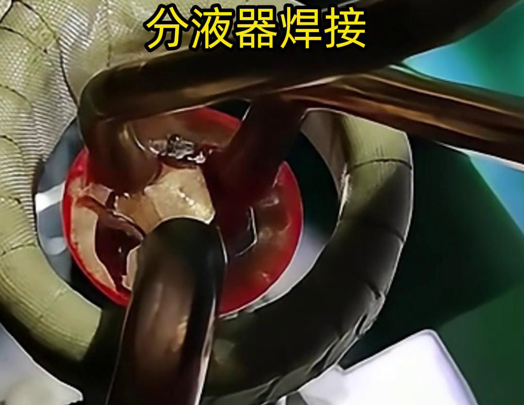 分液器銅管的高頻焊接是一種利用高頻電流在工件中產(chǎn)生熱效應(yīng)，使接觸部位熔化，形成永久連接的工藝