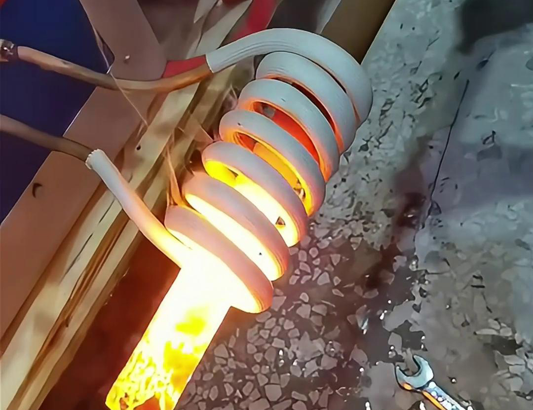 鐵棒的高頻加熱具有效率高、速度快、操作簡單等優(yōu)點(diǎn)，廣泛應(yīng)用于金屬材料加工