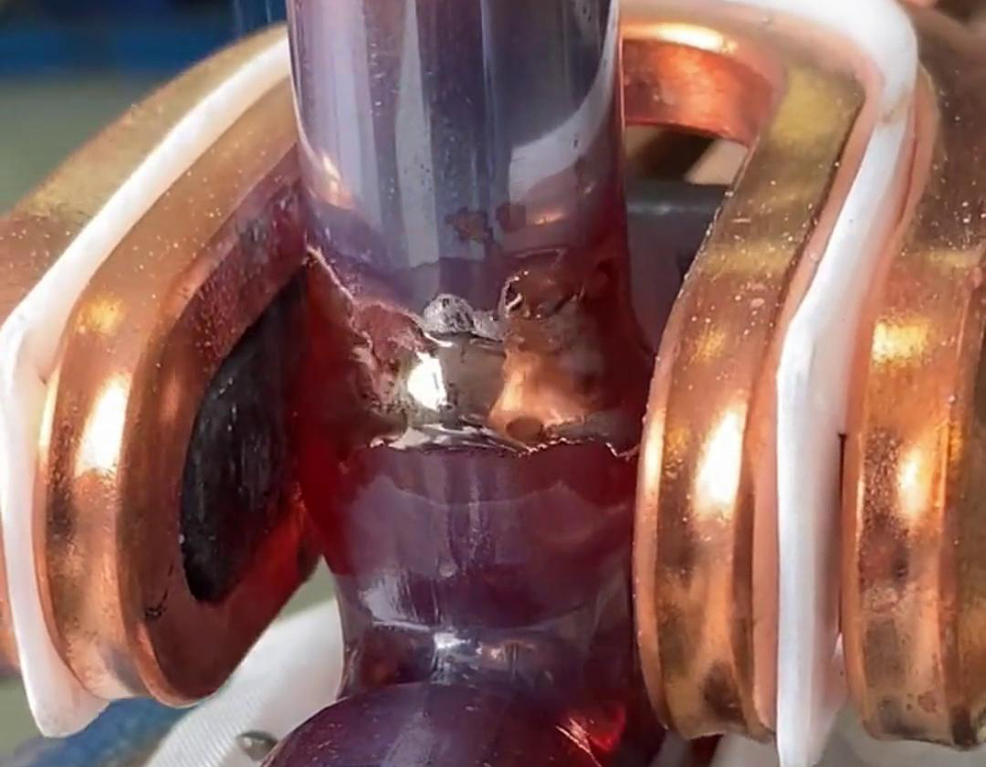 這就是手持式高頻焊機(jī)焊接銅管的效果，有了它，可以放棄大部分火焰焊接場合了