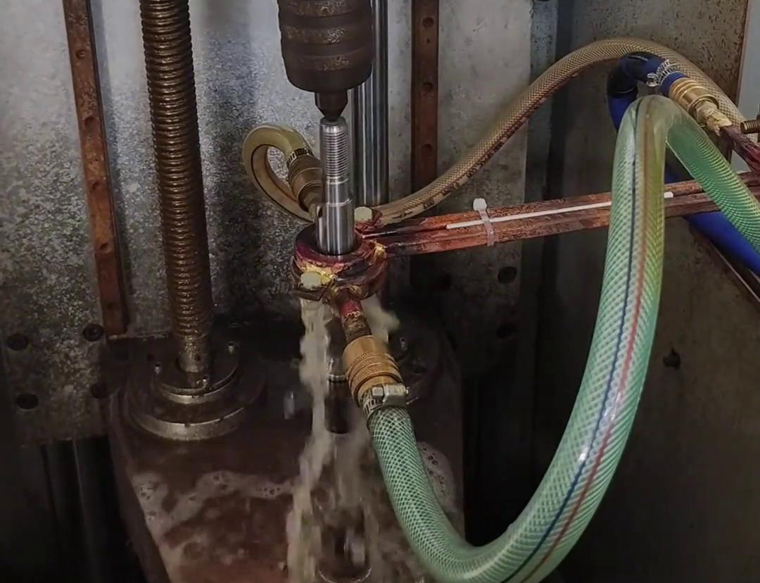 高頻淬火機(jī)床可以根據(jù)電機(jī)軸尺寸和淬火要求，實(shí)現(xiàn)自動(dòng)化操作淬火